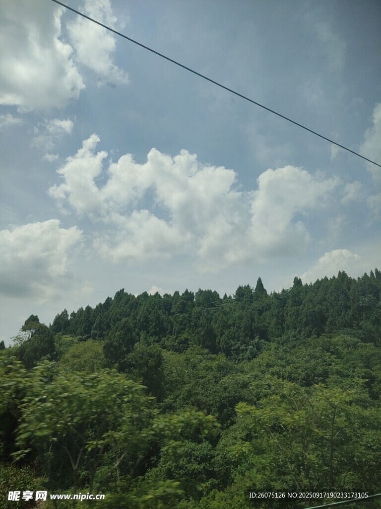 山林绿意蓝天白云相伴