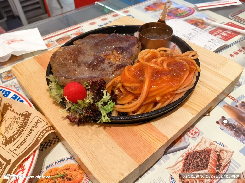 美味牛排配意面摆盘精致