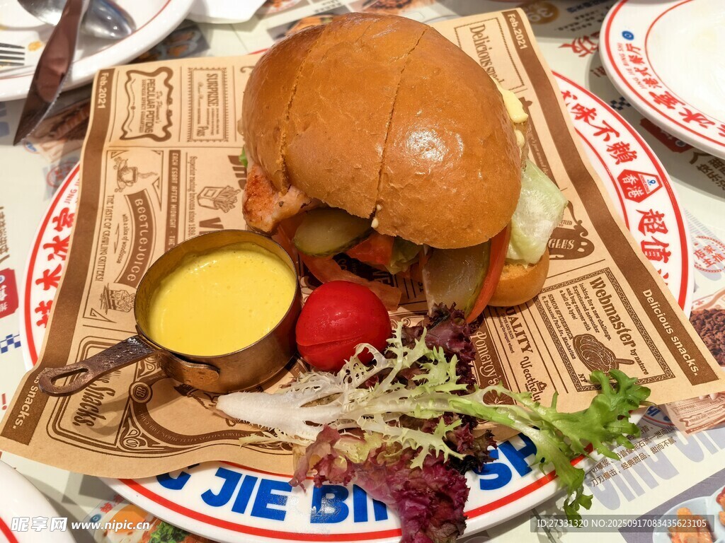 美味汉堡搭配多样小食