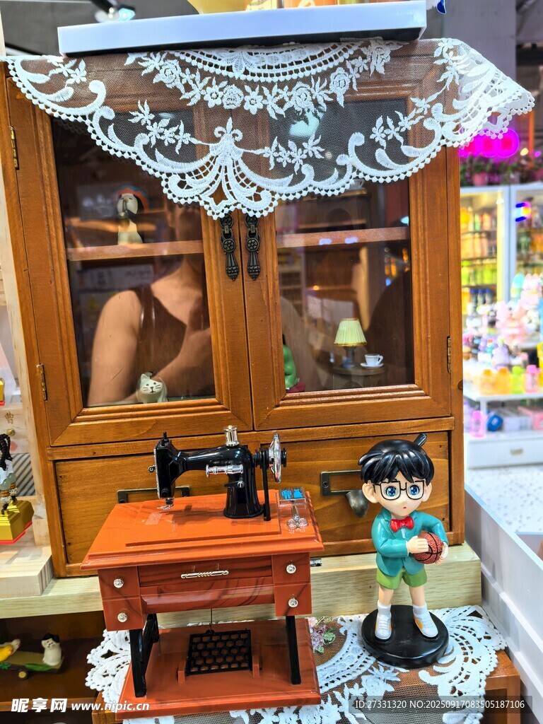 复古缝纫场景与可爱摆件