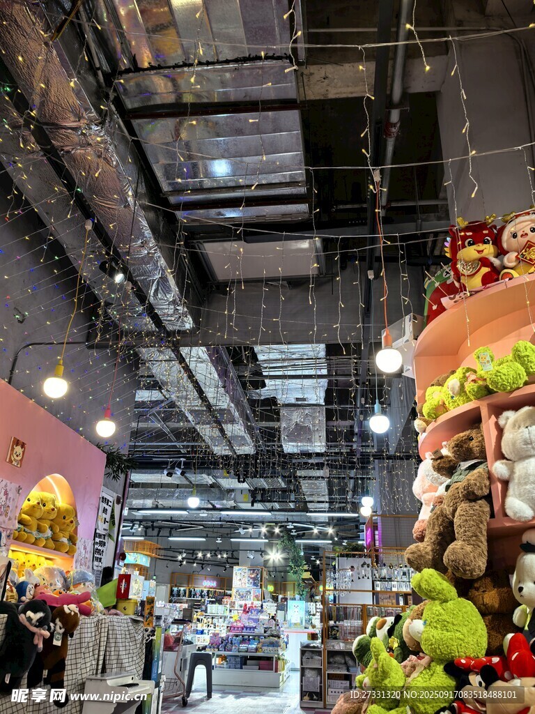 超市内景丰富商品陈列