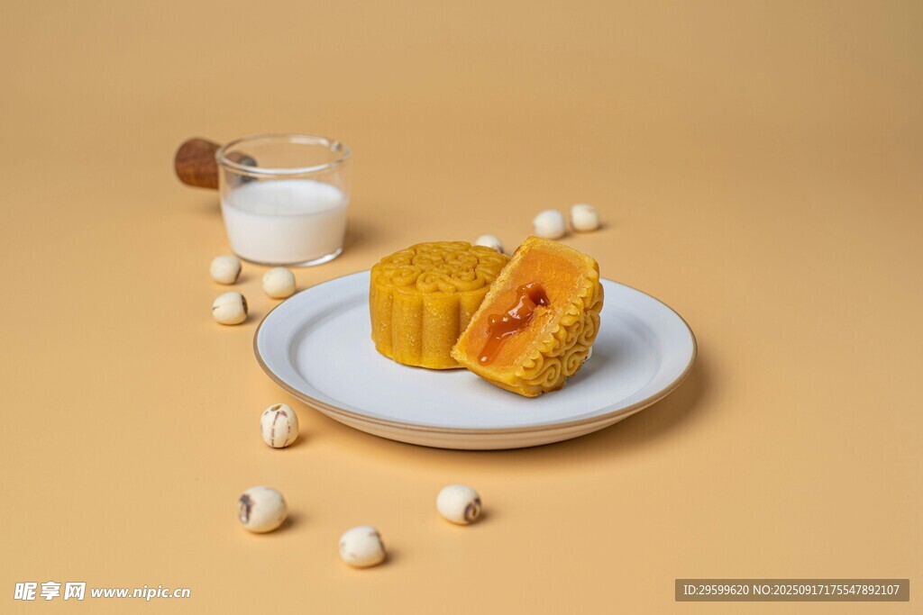 美味夹心蛋糕与牛奶相伴