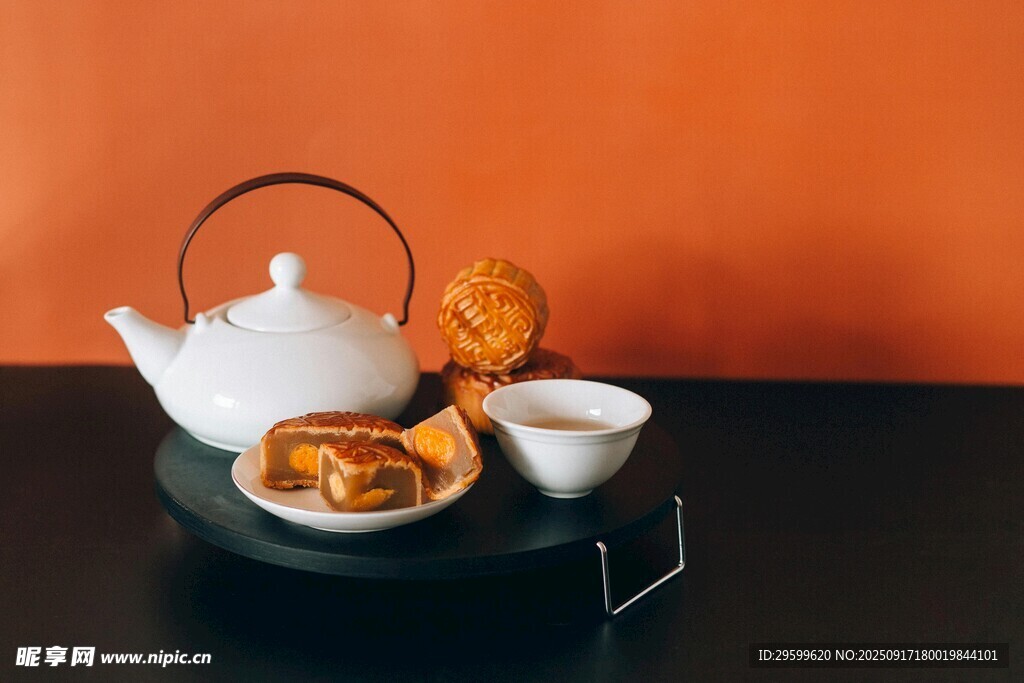 中式茶具与点心的雅致组合