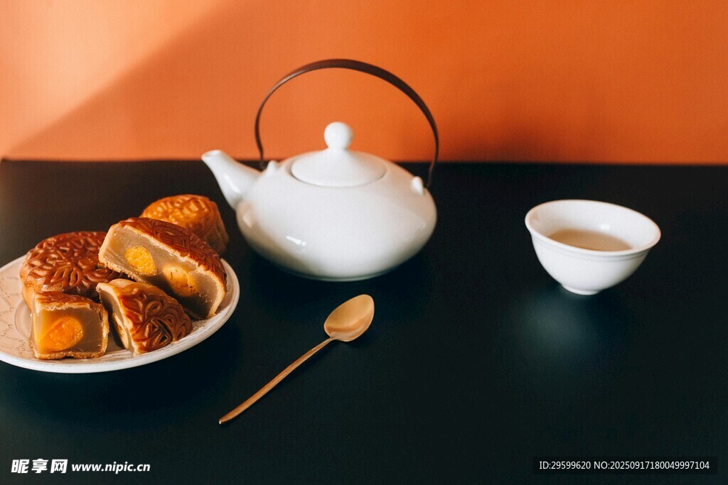 中式茶点与茶具的优雅组合
