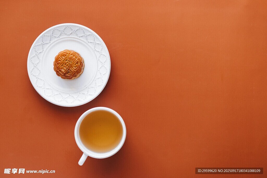 橙色背景下的茶与点心
