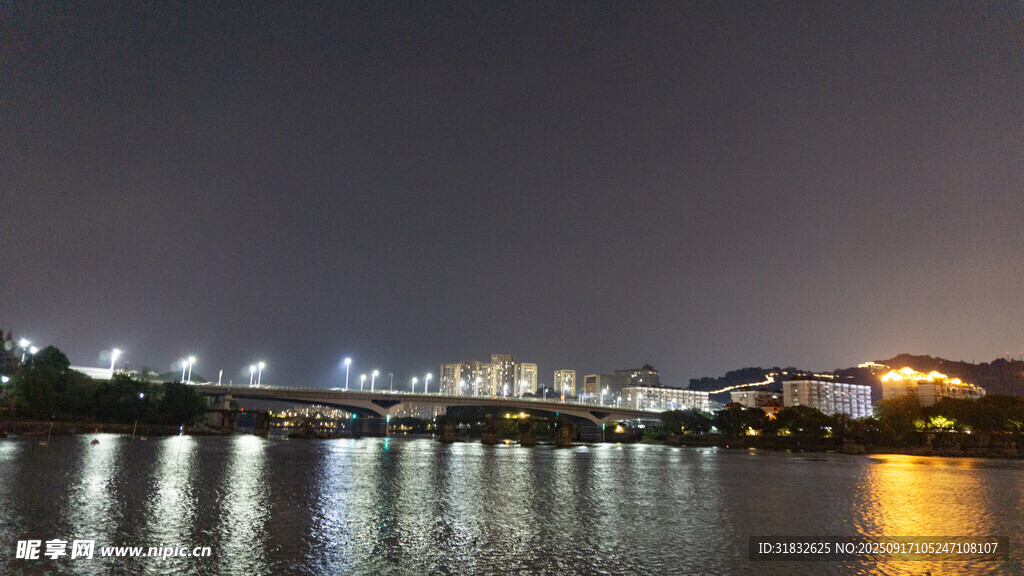 城市河畔璀璨夜景