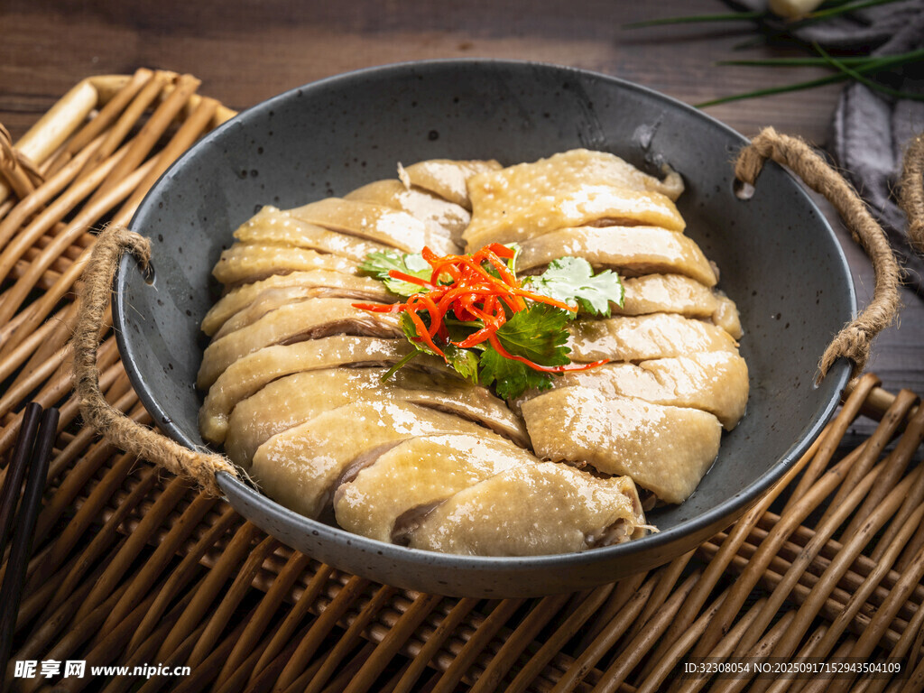 美味白切鸡摆于竹制托盘上
