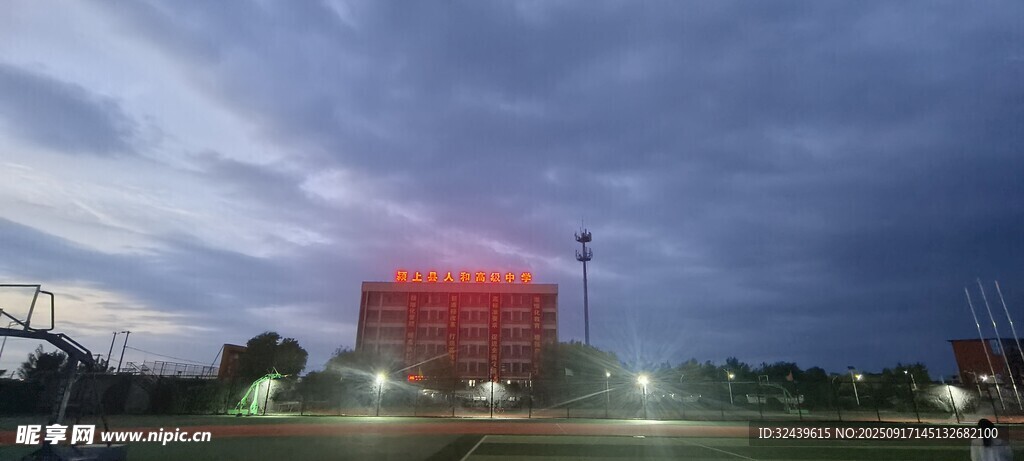夜幕下的城市建筑景观