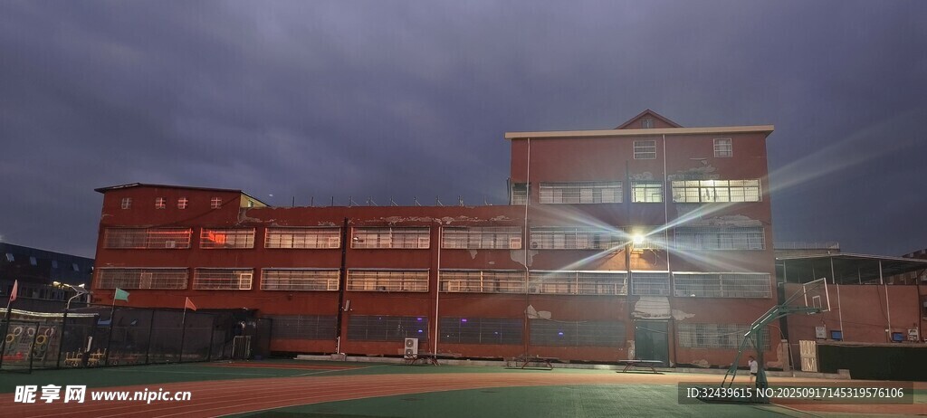 校园夜景下的教学楼与操场