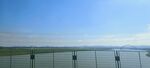 广阔水域与蓝天美景