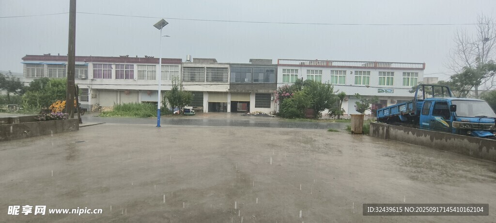 工厂外的空旷停车区域