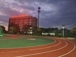 黄昏下的校园操场与建筑