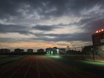 黄昏下的运动场夜景