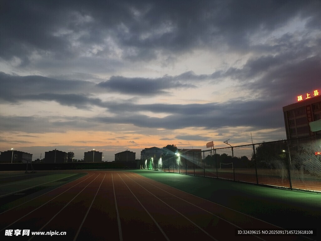 黄昏下的运动场夜景