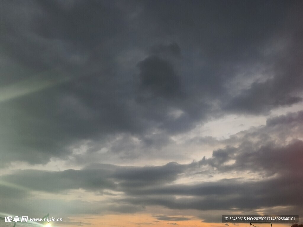黄昏时分的阴沉天空