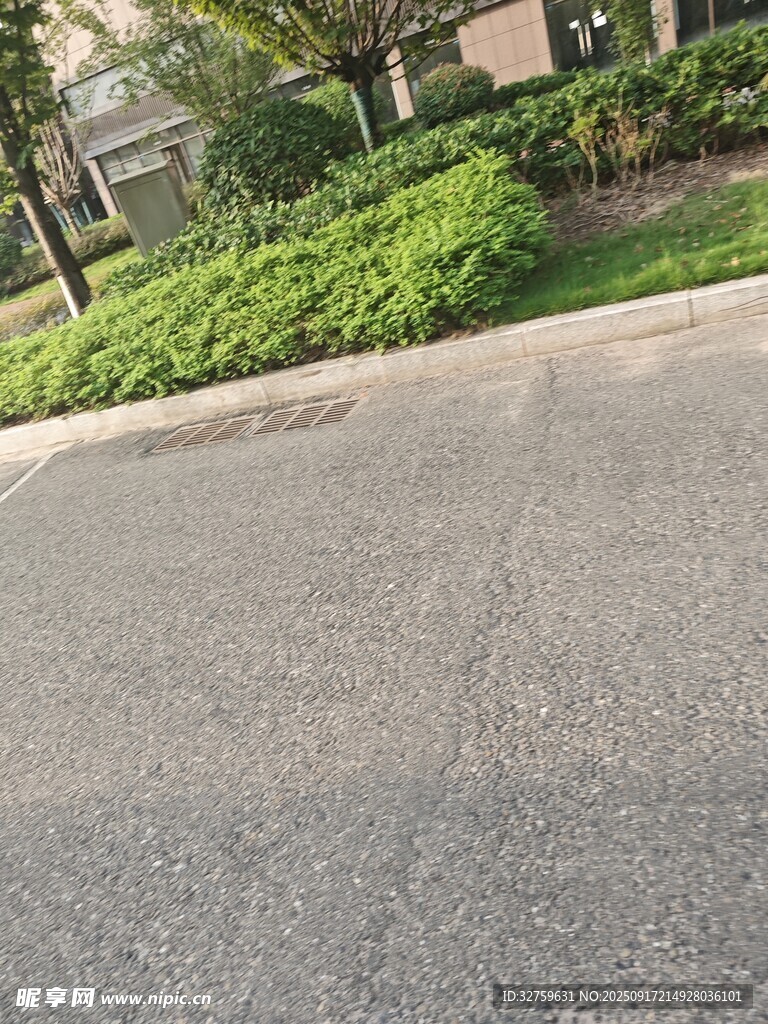 小区内铺设的平整柏油路面