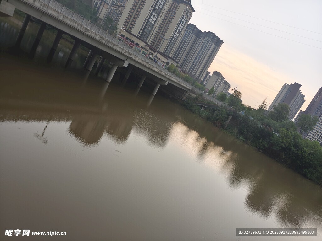 城市河畔桥梁倒影景观