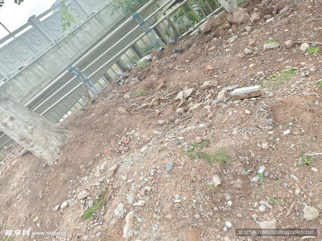 户外泥土地面及围栏场景
