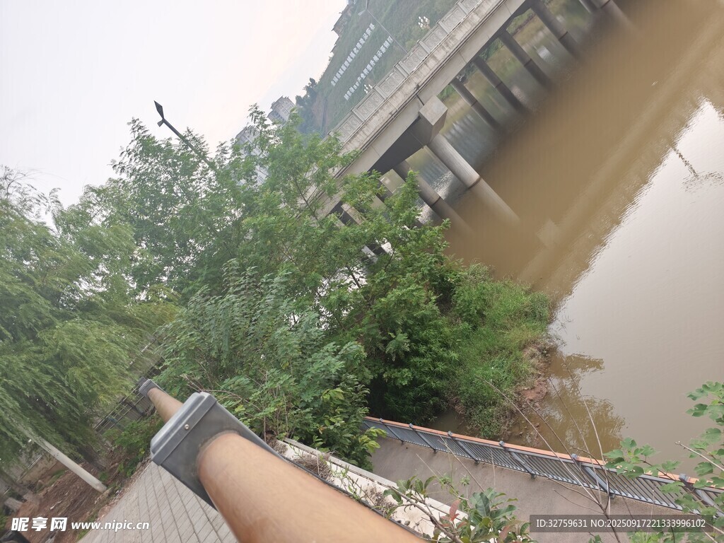 河边手持相机的独特视角