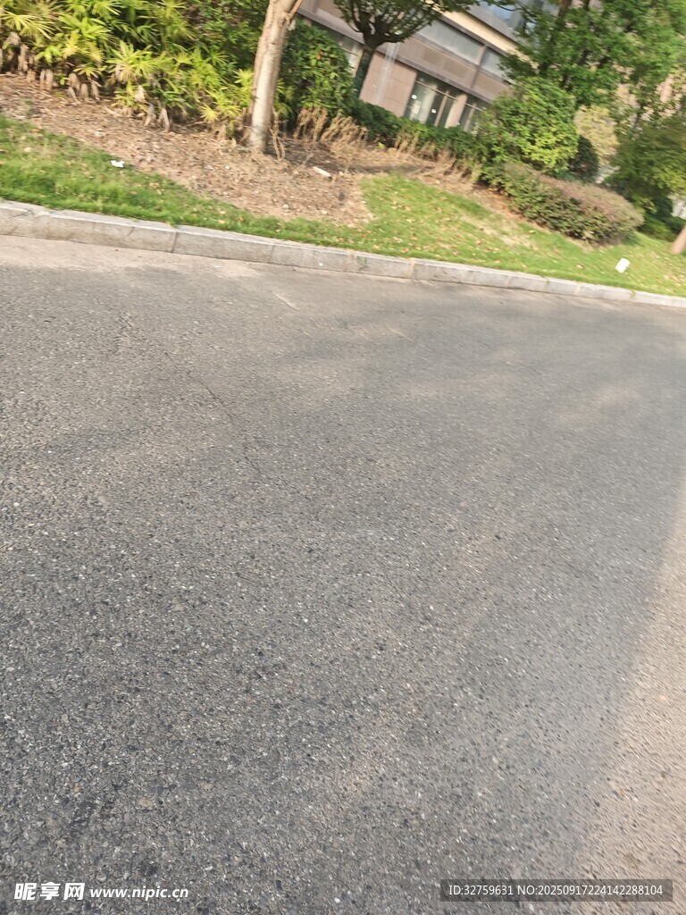 平整的柏油路面
