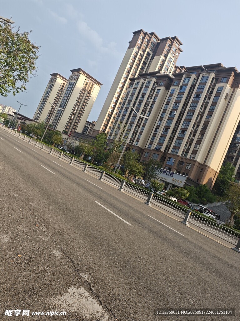 城市道路旁的高层住宅区