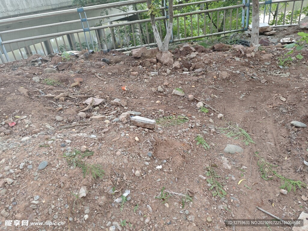 户外泥土碎石场景