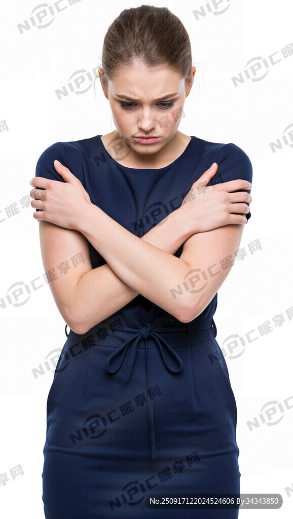 现代年轻女性全身站立 头微低