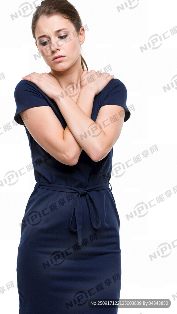 现代年轻女性全身站立 头微低