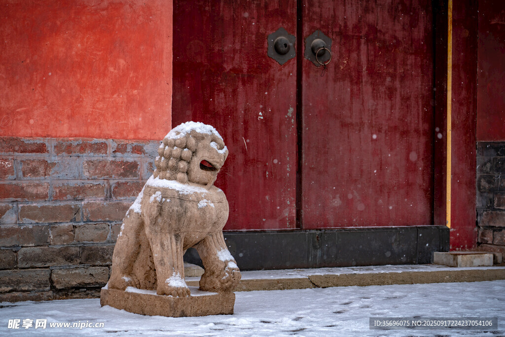 红门前的雪中石狮子