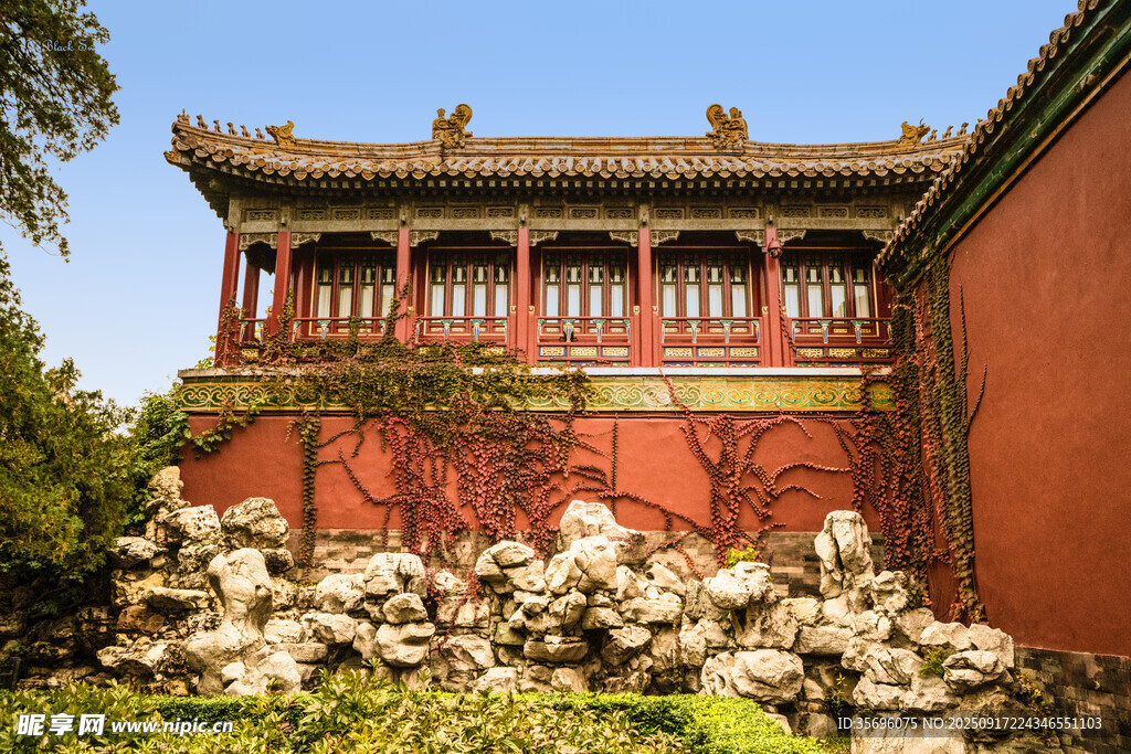 中式古建筑旁的假山景观