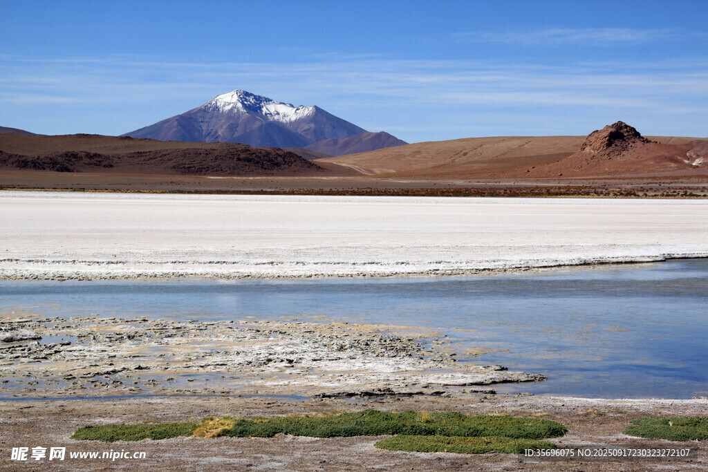 雪山下的静谧湖泊风光