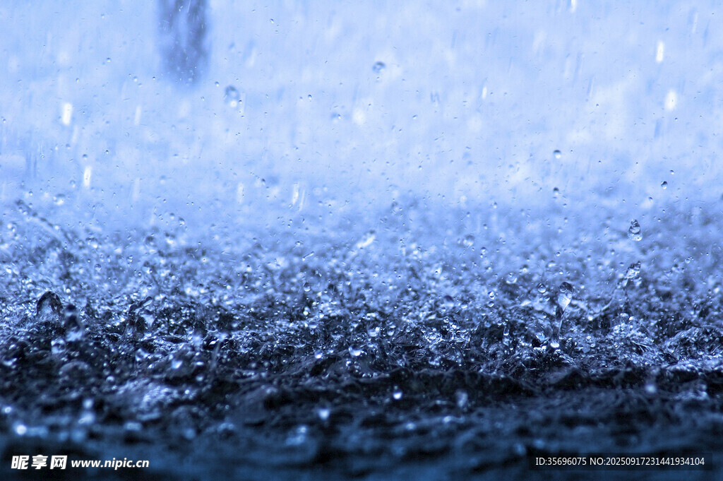 雨滴溅落地面的瞬间