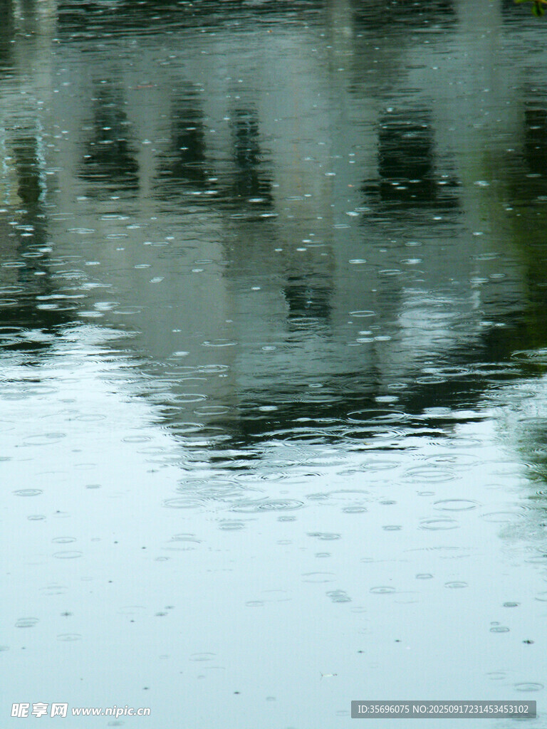 雨中窗景倒影
