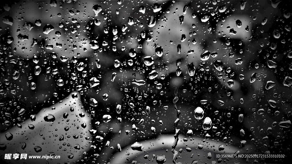 车窗上的密集雨滴