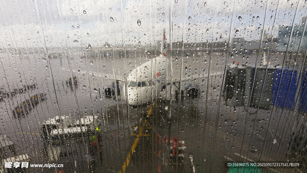 机场雨中景象