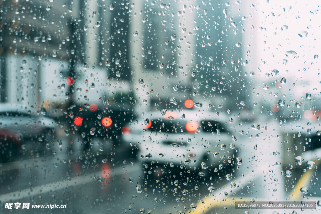 雨中城市街道行车景象