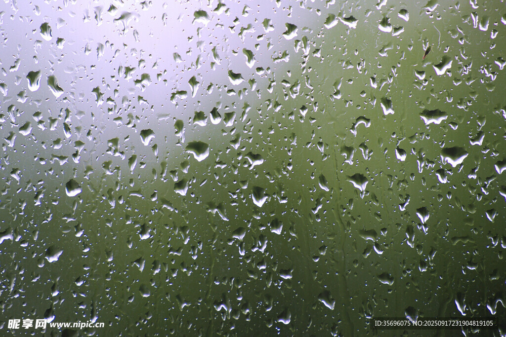 玻璃上的晶莹雨滴