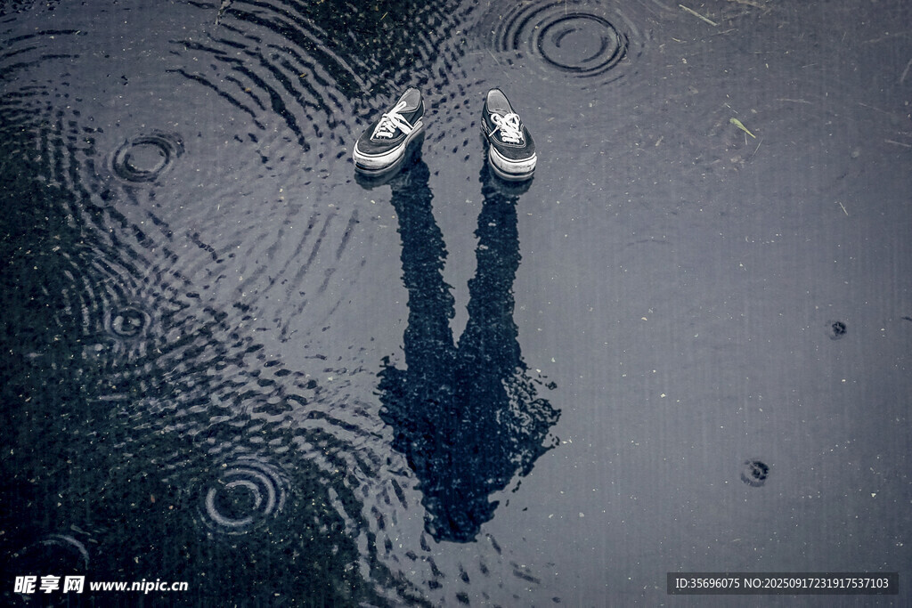 雨中足迹