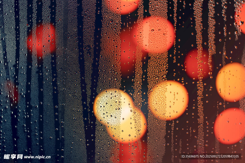 雨夜窗上斑斓灯光