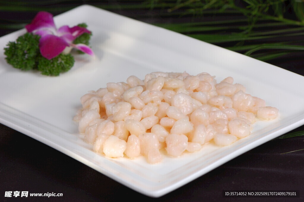 精致白盘上的虾仁料理