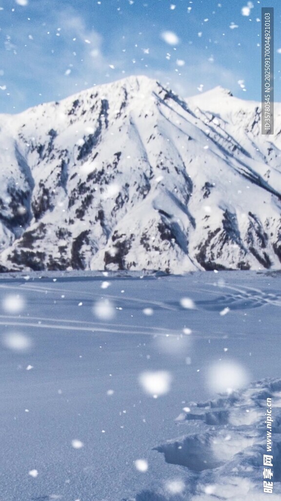 冬日雪山下的宁静湖面