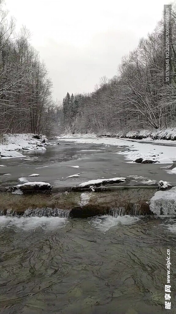 冬日河流雪景