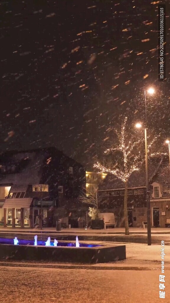 雪夜中的城市街道景观