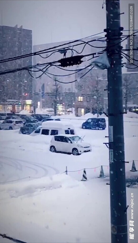 雪后停车场的冬日景象