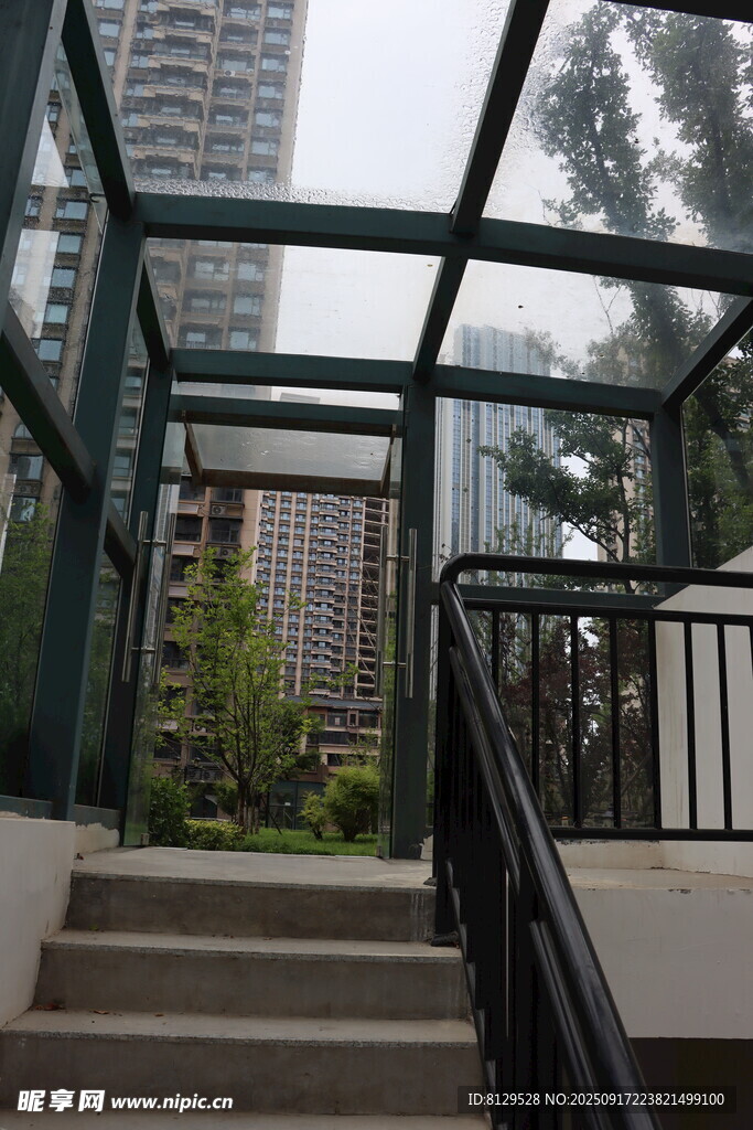 玻璃顶棚下的户外楼梯