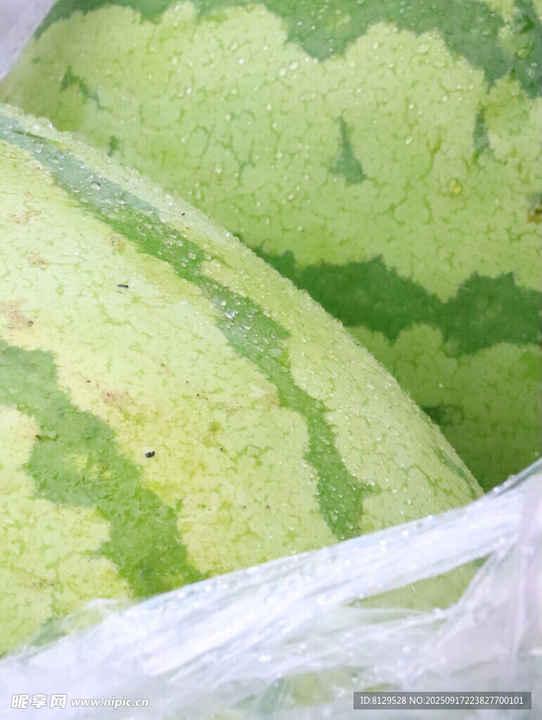 新鲜翠绿的西瓜