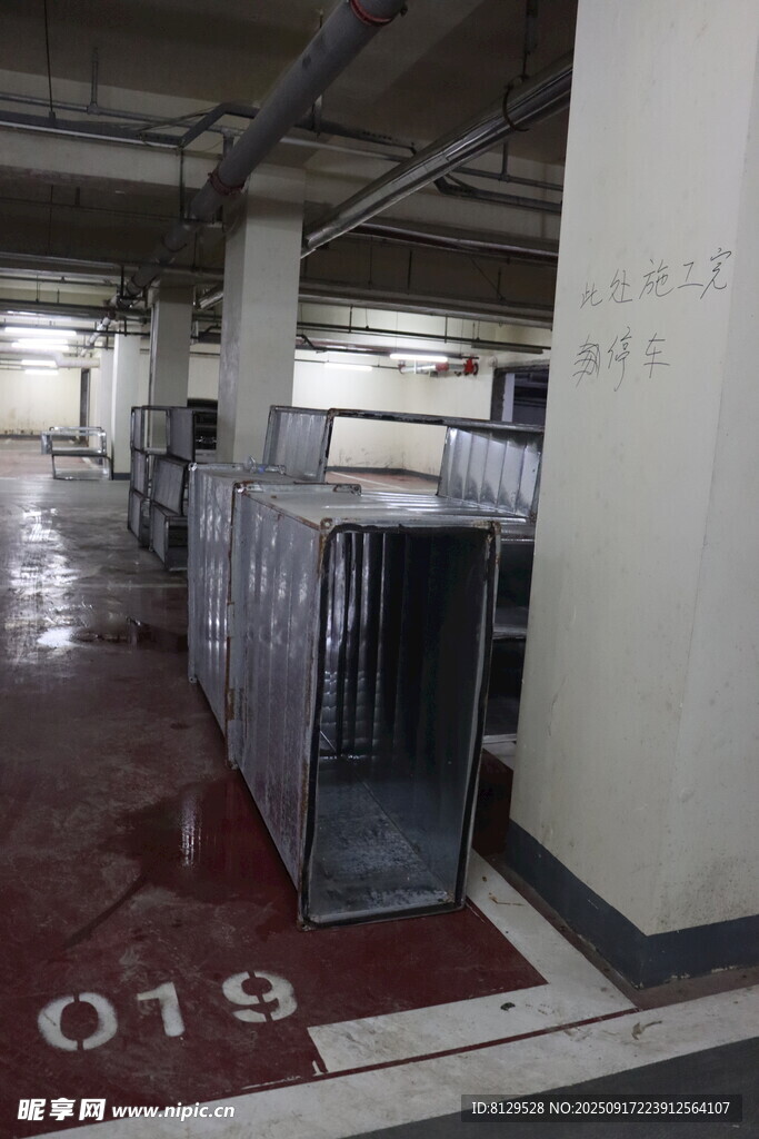 地下停车场内景设施
