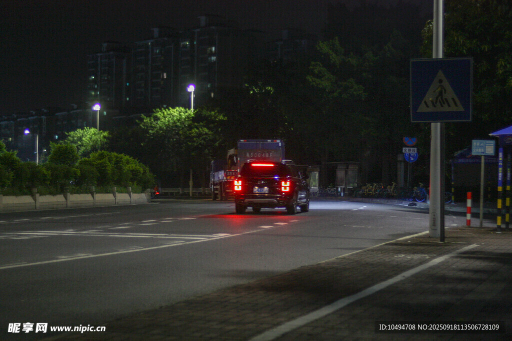夜晚街道上行驶的车辆