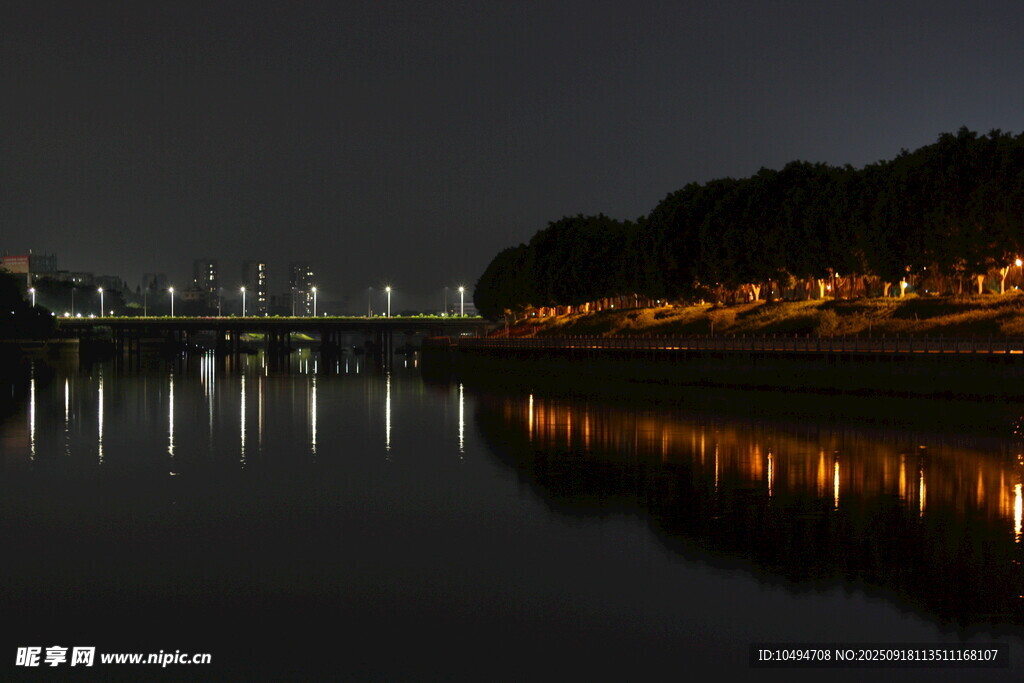 夜晚河畔桥梁灯光倒影