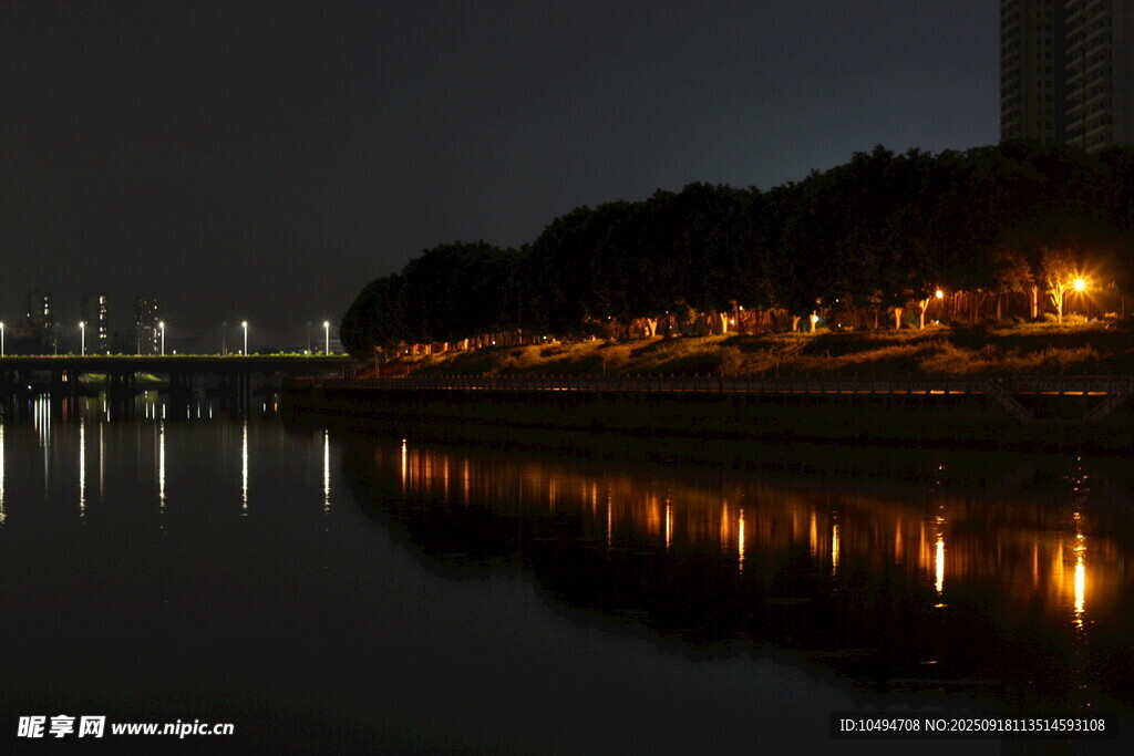 夜晚河畔